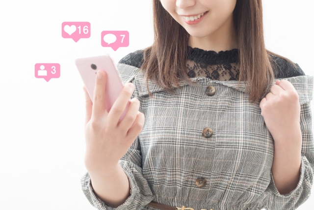 チョンプスの口コミをスマホで閲覧している女性のイメージ画